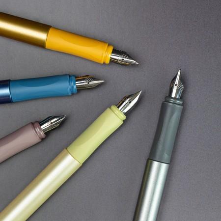 Produktbild Schneider 168623 Ceod Shiny Füller (Rechts- und Linkshänder, M-Feder, inkl. Tintenpatrone königsblau (Blau, Blue, 1 x)