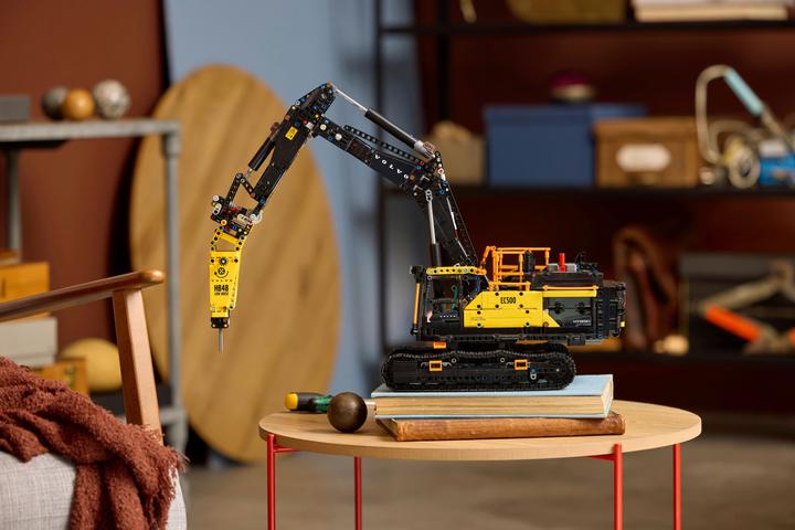 Actual product image LEGO Volvo EC500 Hybrid excavator (42215, LEGO Technic)