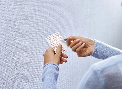 Actual product image tesa Klebenagel für Tapete & Putz, 0,5kg Halteleistung, spurlos ablösbar & wiederverwendbar, 8 Nägel
