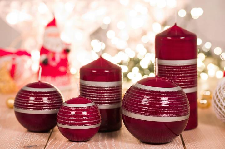 Image du produit Jossie Candles Bougie Rouge foncé avec rayures argentées avec boule à facettes 10 cm faite main