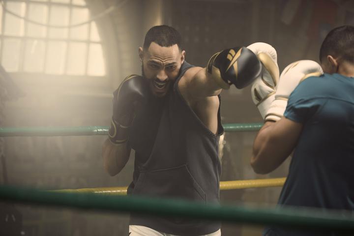 Actual product image Reebok Boxing Gloves 16oz Gold/Black (16 OZ)