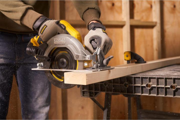 Image du produit Stanley Scie circulaire sans fil FatMax V20 SFMCS550M2K (18V, 4.0Ah, sans balai, profondeur de coupe sans