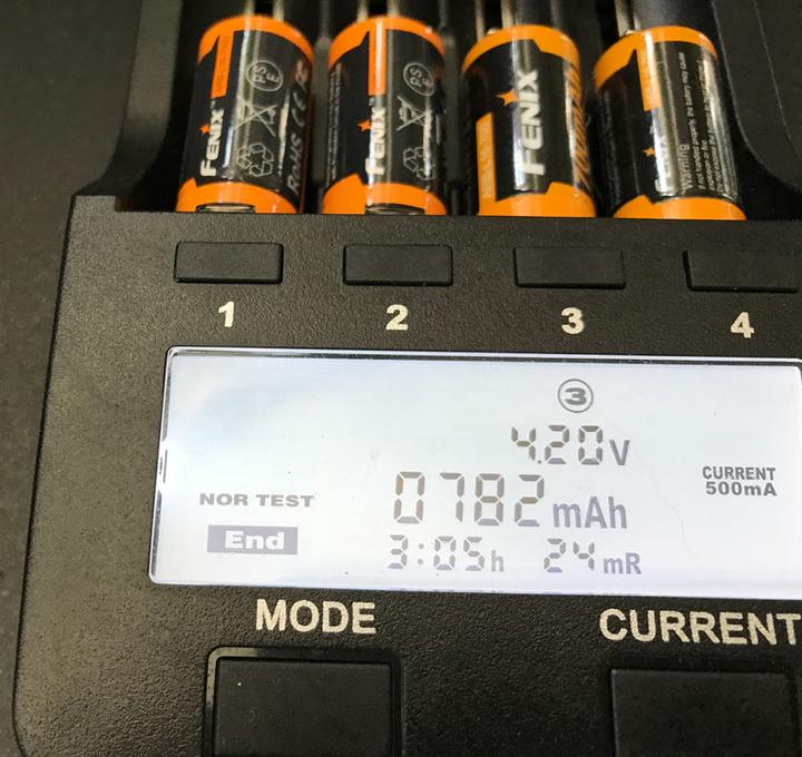 Actual product image Fenix LCD-Schnell-Ladegerät (1 pcs., CR123A, 700 mAh, Battery + charger)