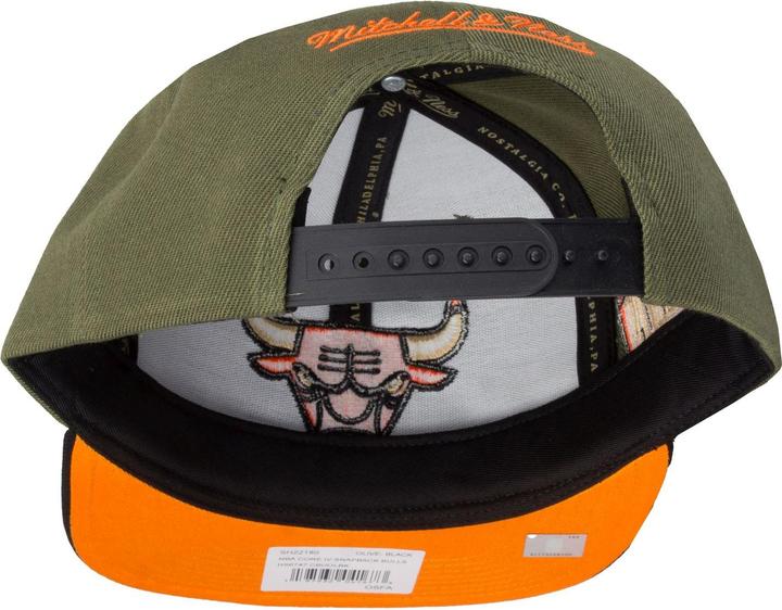 Produktbild Mitchell & Ness Snapback Cap - CORE IV Chicago Bulls oliv (One Size)