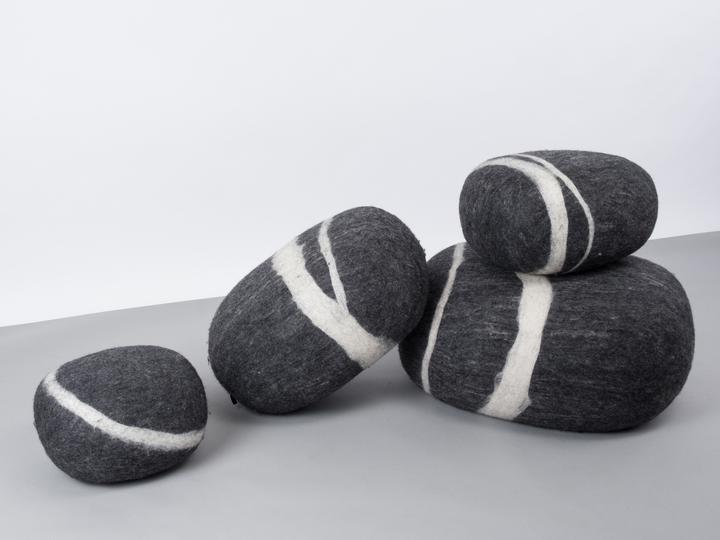 Image du produit Myfelt Hugo Coussin en feutre et galets