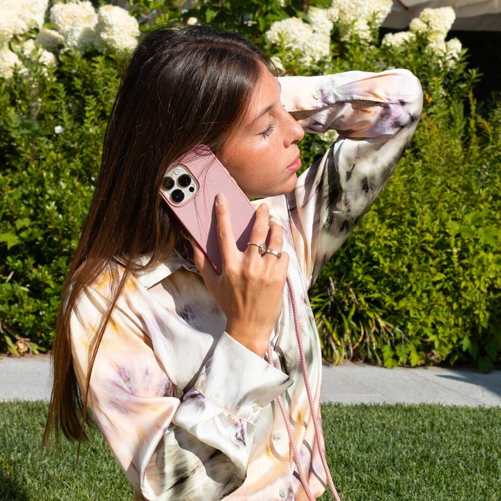 Produktbild Caseme Lola Case mit abnehmbarem Umhängeriemen (Apple iPhone 15 Pro Max)