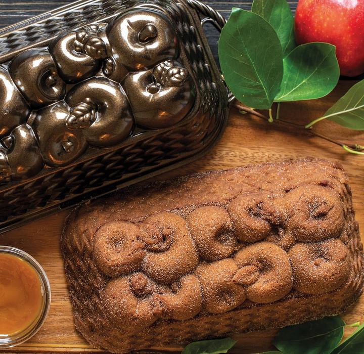 Actual product image Nordic Ware Baking tin Apple Basket Loaf