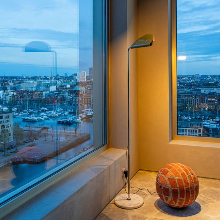 Produktbild DCW éditions Mezzaluna Stehleuchte White Marble/White (6000 lm)