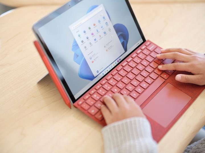 Produktbild Microsoft Surface Go 3 (10.50", Intel Pentium Gold 6500Y, 8 GB, 128 GB, CH)