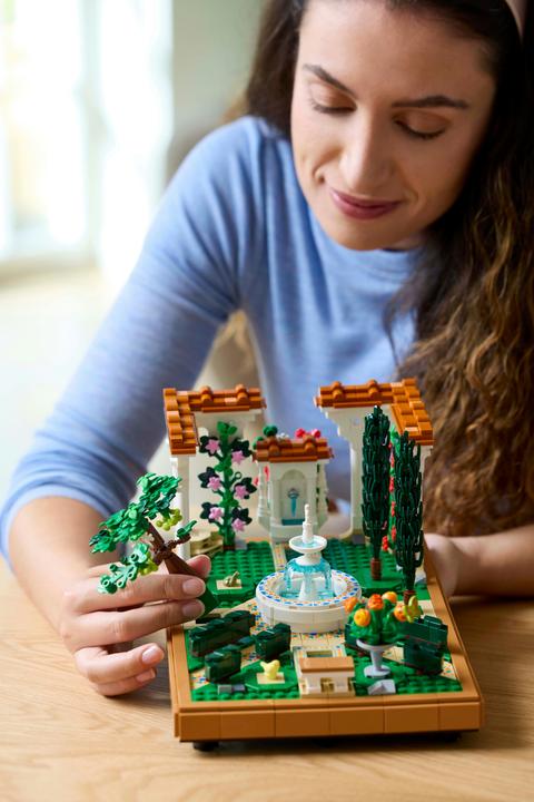 Actual product image LEGO Springbrunnen Garten (10359, LEGO Icons)