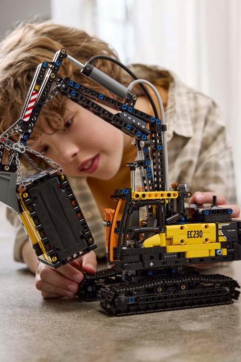 Produktbild LEGO Volvo FMX LKW mit EC230 Electric Raupenbagger (42175, LEGO Technic)