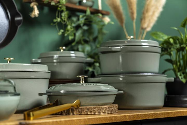 Produktbild Staub Cocotte 26 cm, rund, Eucalyptus, Gusseisen 5.25l (26 cm, Bräter + Schmortopf, Gusseisen)
