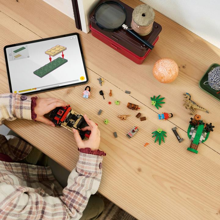 Produktbild LEGO Raptor: Verfolgungsjagd mit dem Geländewagen (76972, LEGO DC)