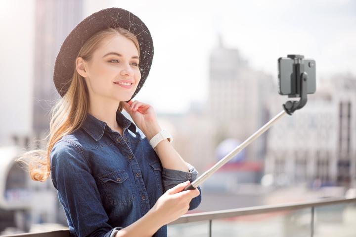 Produktbild Cellularline Selfie Stick FREEDOM mit integriertem Stativ für bluetoothfähige Geräte