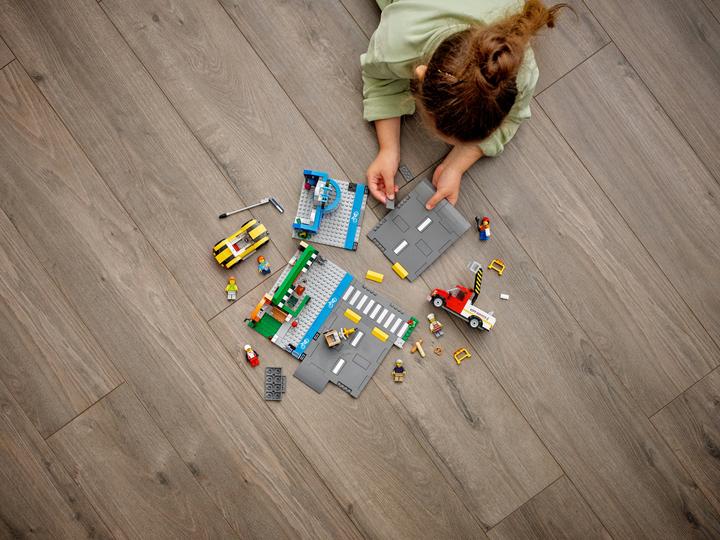 Produktbild LEGO Einkaufsstrasse mit Geschäften (60306, LEGO City)
