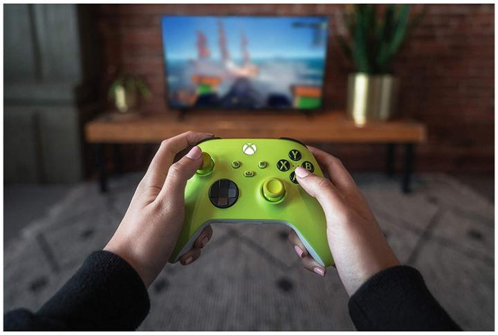 Actual product image Microsoft Wireless Controller - Electric Volt (Xbox Series S, Xbox One S, PC, Xbox One X, Xbox Series X)
