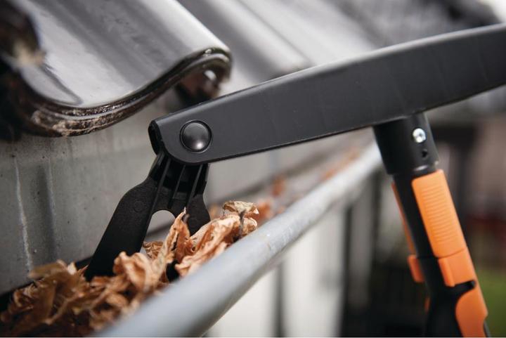 Actual product image Fiskars QuikFit™ gutter cleaner