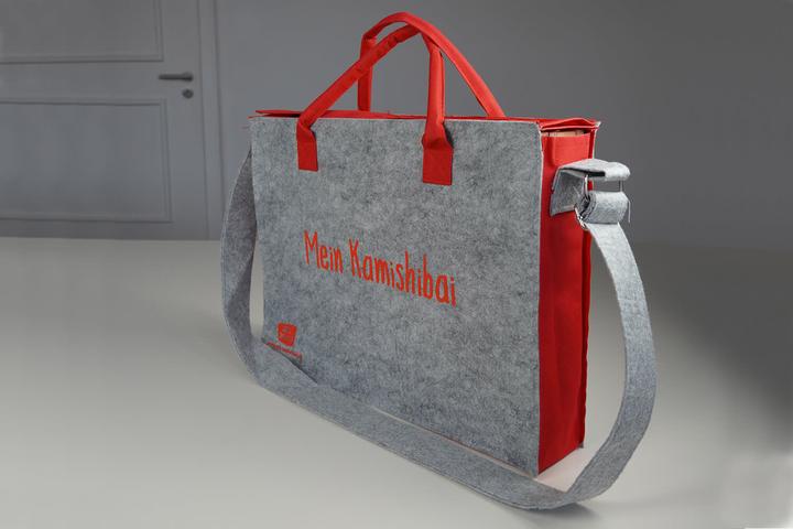Actual product image Shoulder bag /"My Kamishibai/". Model 2019. Made of grey felt, reinforced bottom, red side panel.