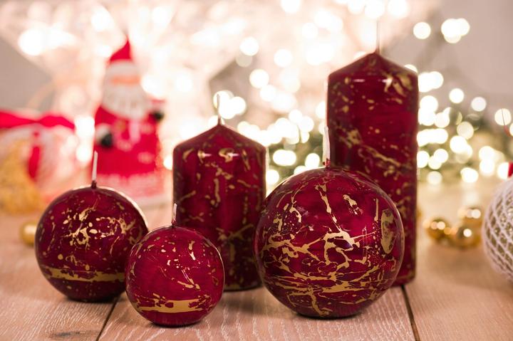 Produktbild Jossie Candles Kerze Dunkelrot Rain Gold Kugel 6,5 Cm Handgefertigt