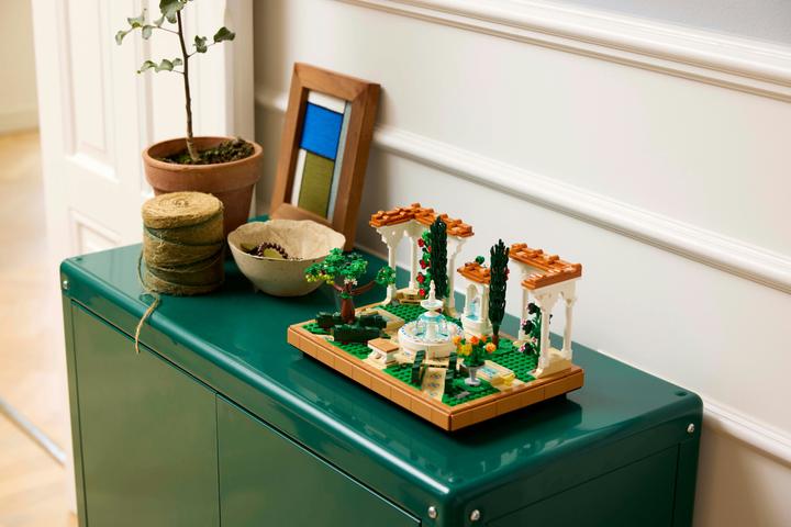 Actual product image LEGO Springbrunnen Garten (10359, LEGO Icons)