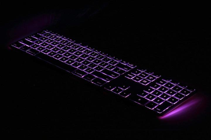 Produktbild Matias Erweiterte USB-Tastatur für Mac OS mit RGB Backlit (CH, Kabelgebunden)