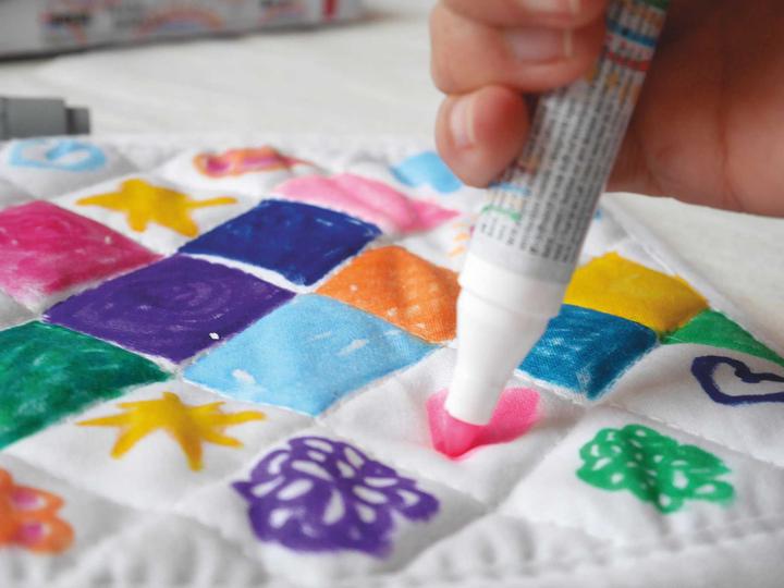 Immagine prodotto Kreul Pennarello tessile medio Junior Set di 18 (Marrone, Grigio, Rosso, Pink, Verde, Viola, Verde chiaro, Rosa, Rosa brillante, Blu, Nero, 4 mm, 18 x)
