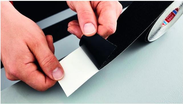 Image du produit tesa Anti-Rutsch Klebeband extra stark,18x50mm, schwarz (50 mm)