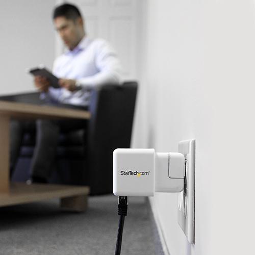 Actual product image StarTech Mobile Wireless WiFi Travel Router for iPad / Tablet / Laptop - USB Powered with Charging Port