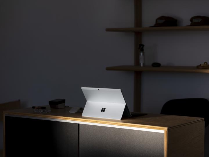 Produktbild Microsoft Surface Pro X (13", Microsoft SQ1, 8 GB, 128 GB, DE)