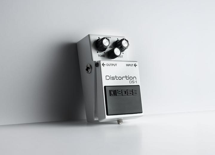 Produktbild BOSS Effektgerät DS-1 -WH Distortion Pedal Limited Edition (E-Gitarre, Bass)