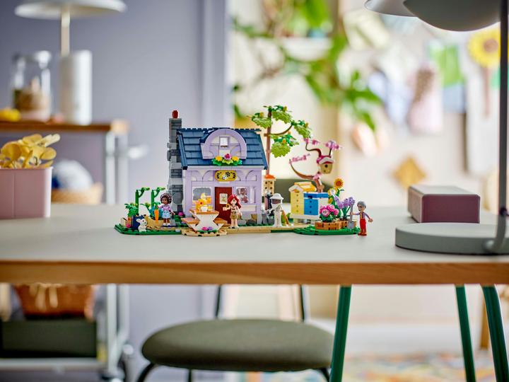 Immagine prodotto LEGO Haus und Blumengarten der Imker (42669, LEGO Friends)