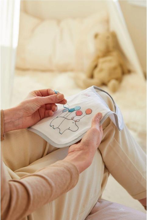 Produktbild DMC Gift of Stitch Stickset Lätzchen Hippo