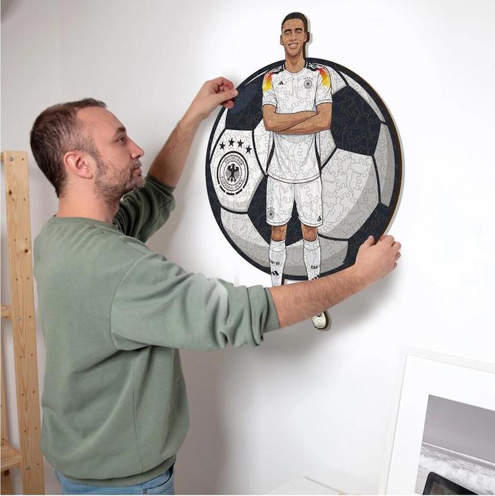 Produktbild Iconic Jamal Musiala (Deutsche Nationalmannschaft) - Holz Puzzle Grösse S (150 Teile) (150 Teile)