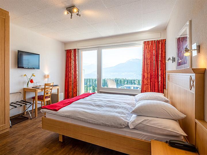 Produktbild Smartbox Magischer 2-tägiger Ausflug in die Berge mit Abendessen im 3-Sterne-Hotel Splendide in Crans-Montana (2 Pers.)
