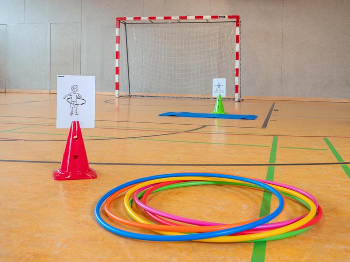 Produktbild Betzold Hula-Hoop Reifen Regenbogen-Set, 6 Stück (60 cm, 170 g)