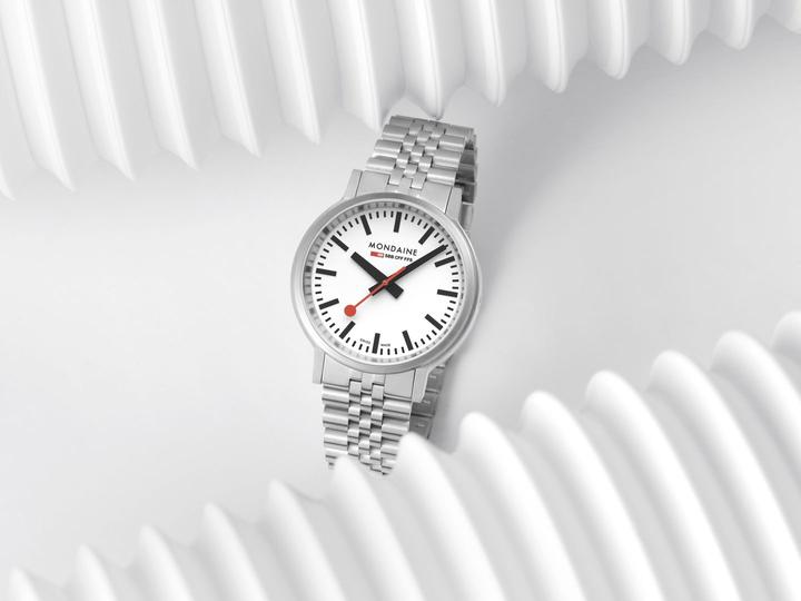 Actual product image Mondaine MST.4101B.SJ Stop2go Horloge - Station clock - Saffier glass - Staal - Zilver - 41 mm breed - (Swiss made, 41 mm)