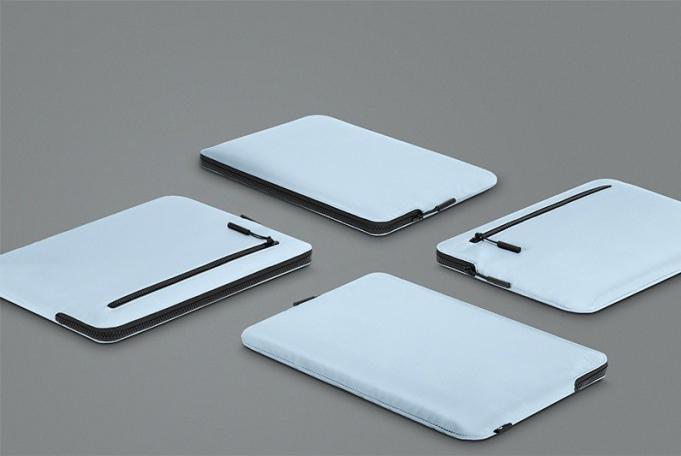 Actual product image Incase Compact Sleeve with Flight Nylon with Zip Tag for MacBook Pro (13" 2022-2012) & MacBook Air (