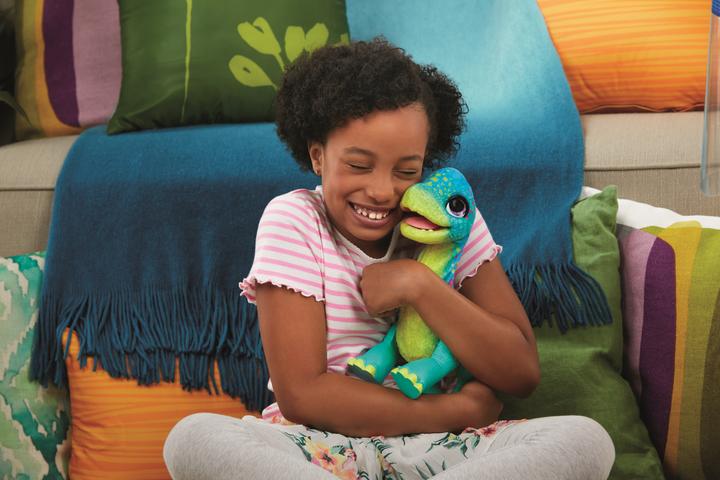 Actual product image FurReal Snackin’ Sam the Bronto (33 cm)