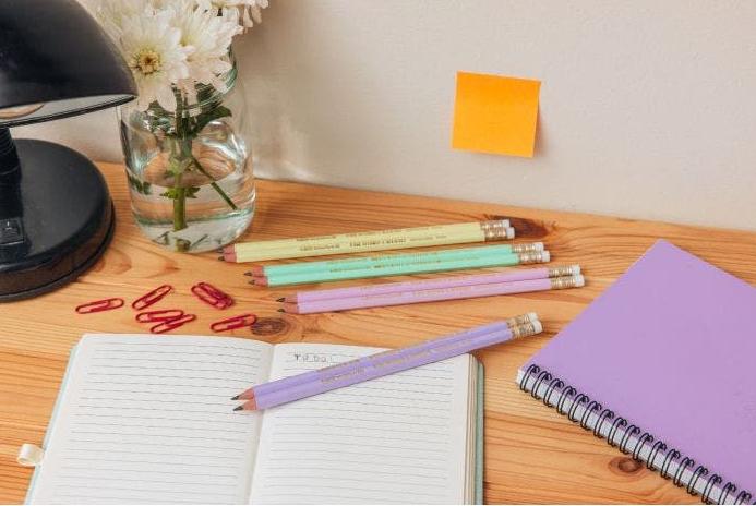Produktbild Bic EVOLUTION PASTEL Bleistifte HB rosa, lila, grün, gelb mit Radierer, 10 St. (HB, 12 x)