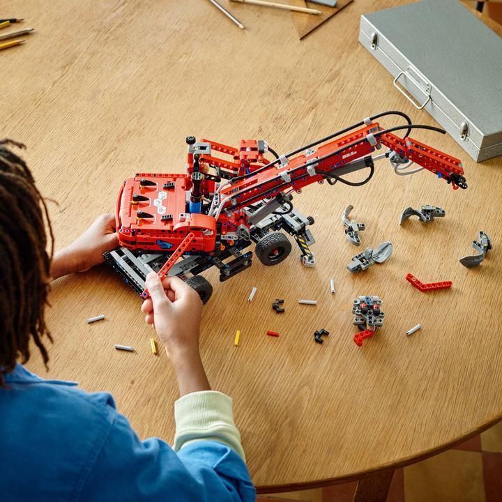 Actual product image LEGO Handling excavator (42144, LEGO Technic)
