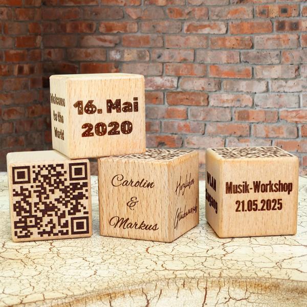 Produktbild keepdrum Personalisierter Holzwürfel 4x4x4cm mit Wunschtext Gravur und QR-Code