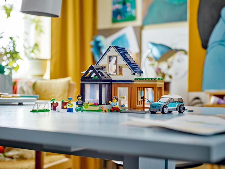 Produktbild LEGO Familienhaus mit Elektroauto (60398, LEGO City)