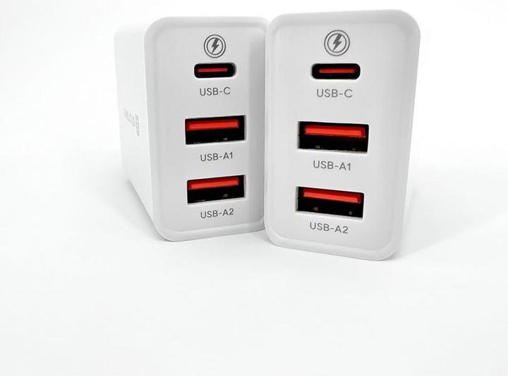 Actual product image Evelatus Travel Charger EU Wall 3 Ports 32W USB-C / USB-A2 ETC06 (32 W)
