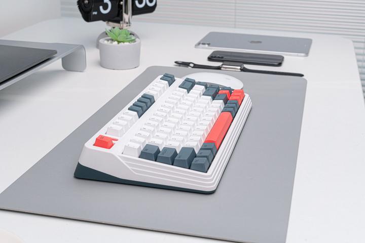 Actual product image Iqunix L80 Formula (CH, Cable, Wireless)