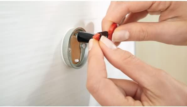 Actual product image tesa SMOOZ soap dispenser incl. adhesive solution without drilling