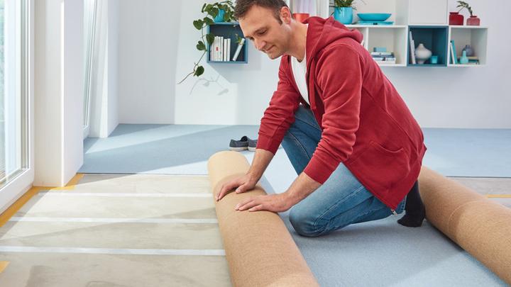 Produktbild tesa Verlegeband EXTRA STRONG, doppelseitiges Klebeband zum Verlegen von Teppich und PVC-Belag (50 mm)
