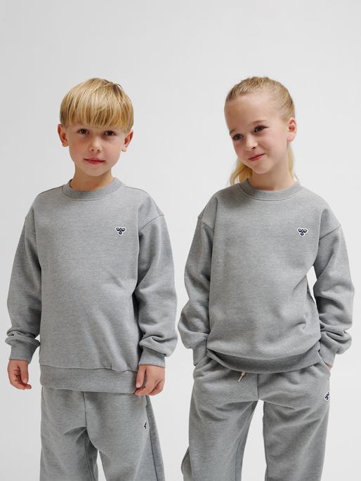 Actual product image hummel Hmljr Loose Crewneck Bee (10, 11, 12, 13, 14, 15, 16)