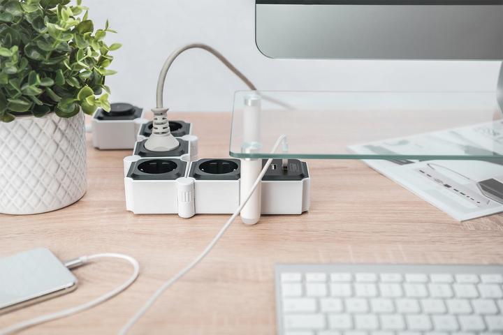 Productafbeelding Digitus Flexibele 4-weg stekkerdoos met 2 USB-poorten & schakelaar (4 x, CEE 7/3, 1.60 m)