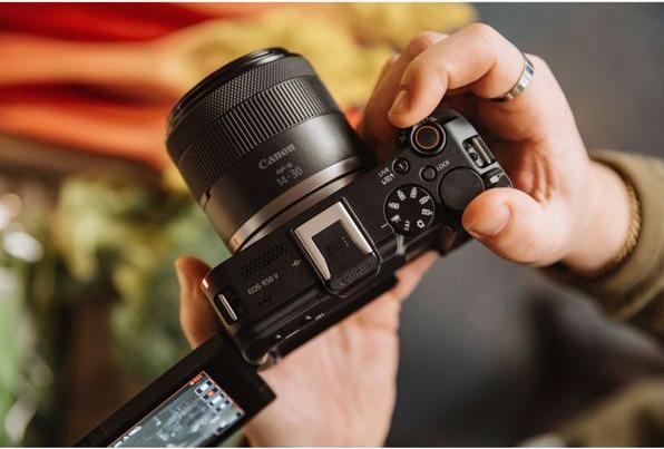 Actual product image Canon EOS R50 V + RF-S 14-30mm F4-6.3 IS STM PZ Kit (14 - 30 mm, 25.50 Mpx, APS-C / DX)