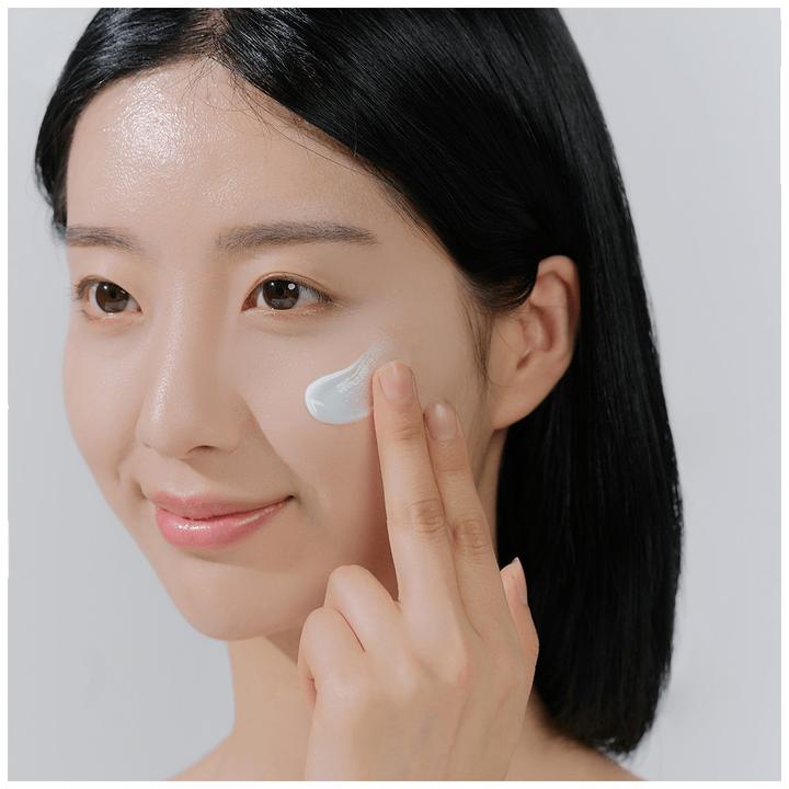 Actual product image Skin1004 Madagascar Centella Hyalu-Cica Water-Fit Sun Serum 100ml (Suntan cream, SPF 50+, 100 ml)
